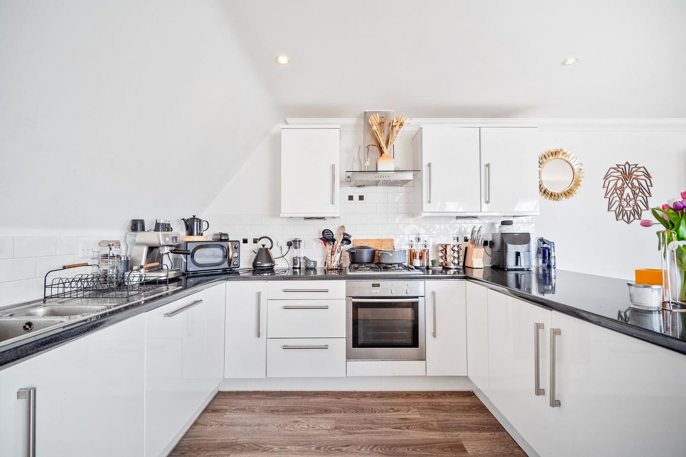 Caterham, Surrey, CR3 5NW, United Kingdom, 2 Bedrooms Bedrooms, ,2 BathroomsBathrooms,Residential,For Sale,1807945