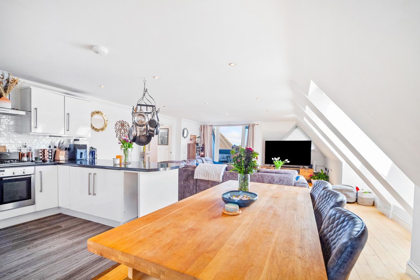 Caterham, Surrey, CR3 5NW, United Kingdom, 2 Bedrooms Bedrooms, ,2 BathroomsBathrooms,Residential,For Sale,1807945