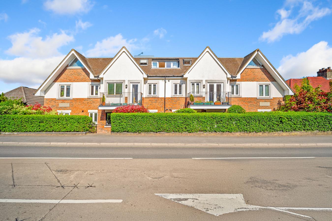Caterham, Surrey, CR3 5NW, United Kingdom, 2 Bedrooms Bedrooms, ,2 BathroomsBathrooms,Residential,For Sale,1807945