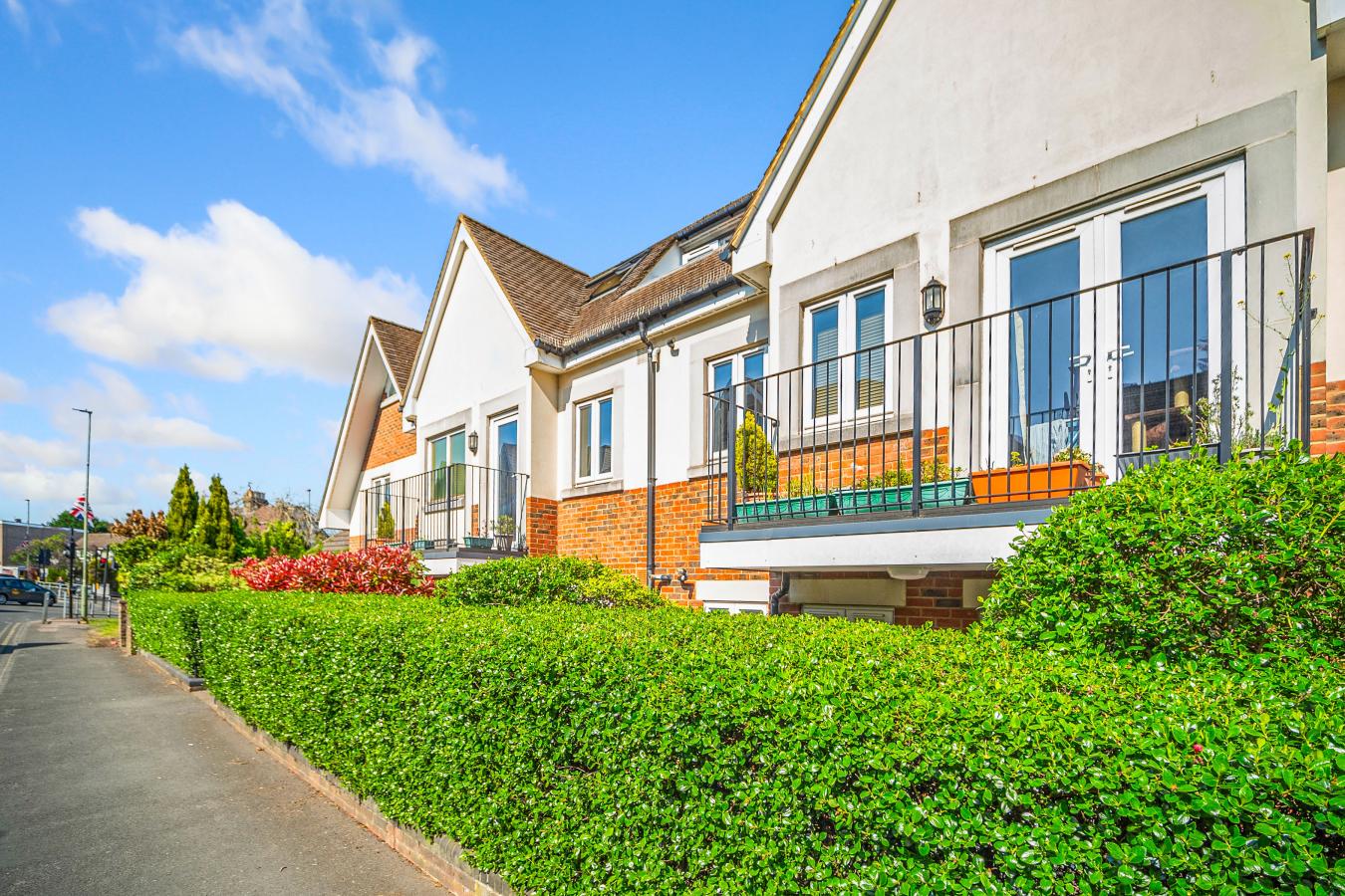 Caterham, Surrey, CR3 5NW, United Kingdom, 2 Bedrooms Bedrooms, ,2 BathroomsBathrooms,Residential,For Sale,1807945