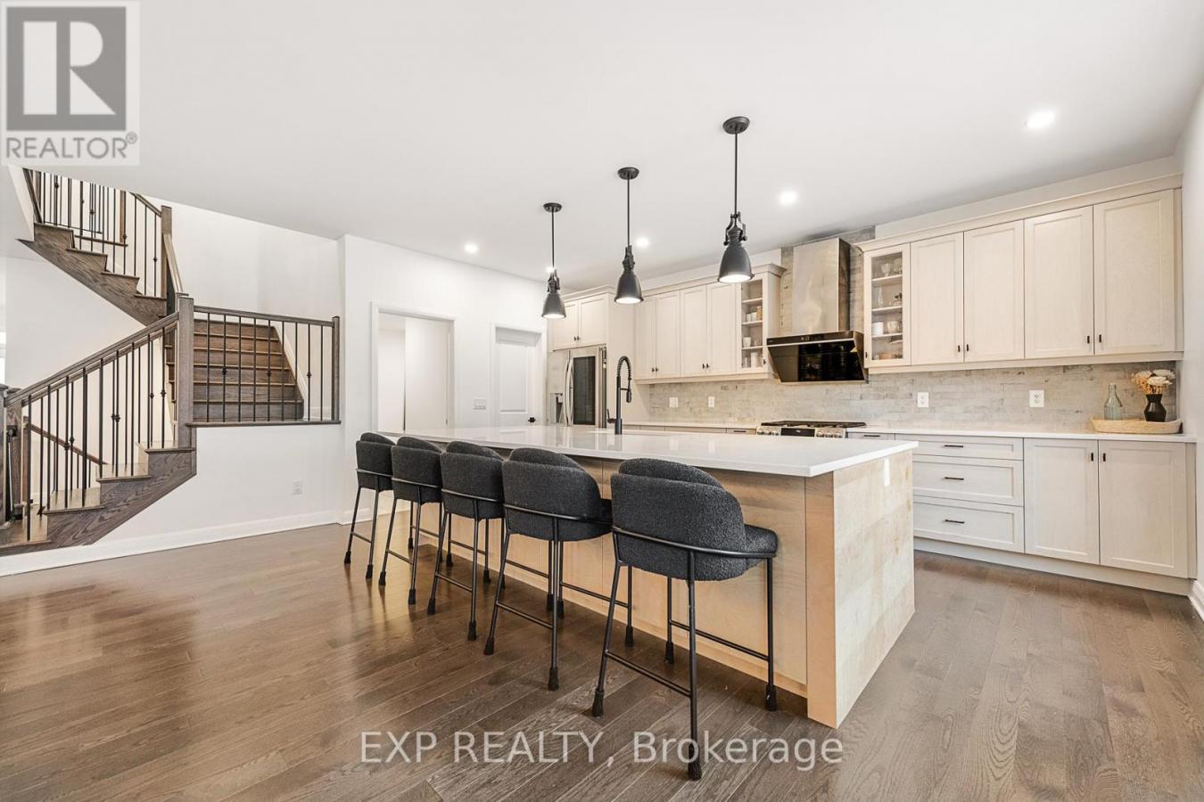 Ottawa, ON, K1K4Y9, Canada, 6 Bedrooms Bedrooms, ,Residential,For Sale,1811702