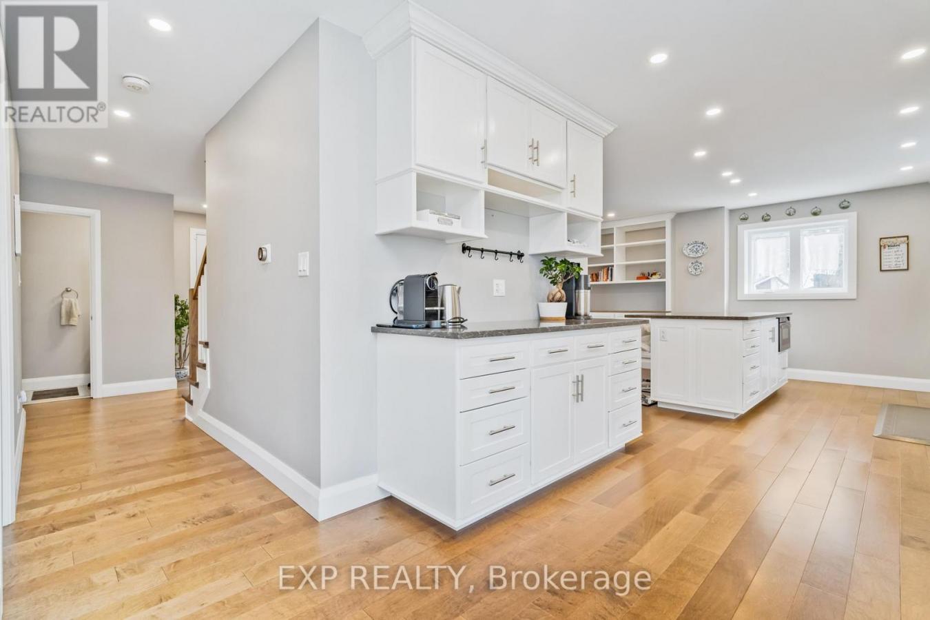 Ottawa, ON, K2S0R8, Canada, 6 Bedrooms Bedrooms, ,Residential,For Sale,1811701