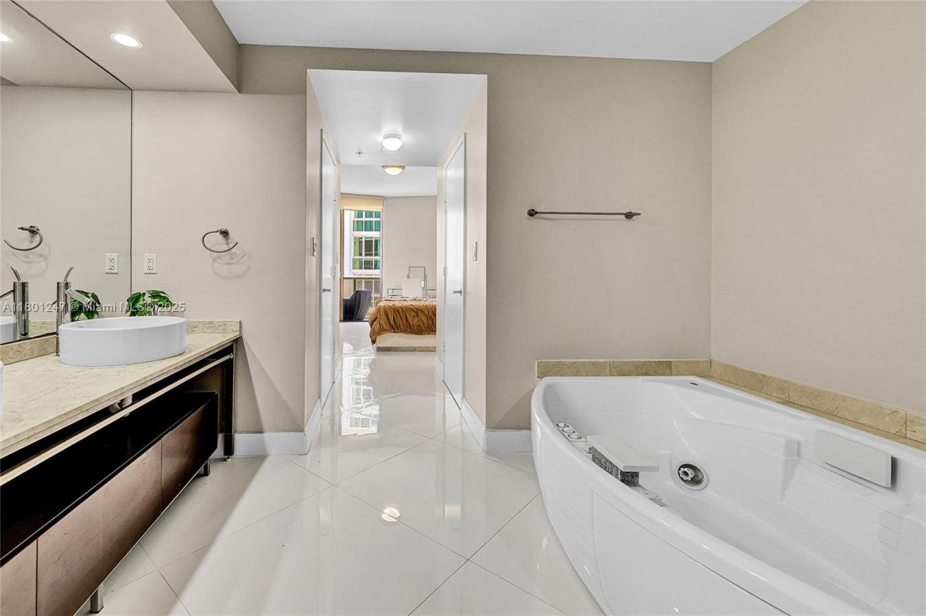 Sunny Isles Beach, Florida, 33160, United States, 2 Bedrooms Bedrooms, ,2 BathroomsBathrooms,Residential,For Sale,1811662