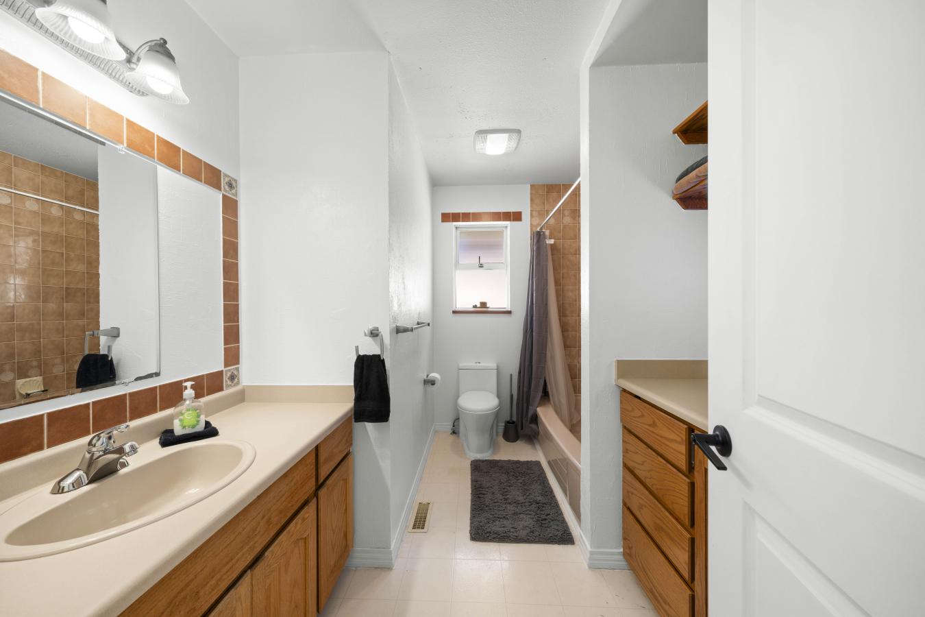 North Vancouver, BC, V7N 1V8, Canada, 5 Bedrooms Bedrooms, ,3 BathroomsBathrooms,Residential,For Sale,1811658