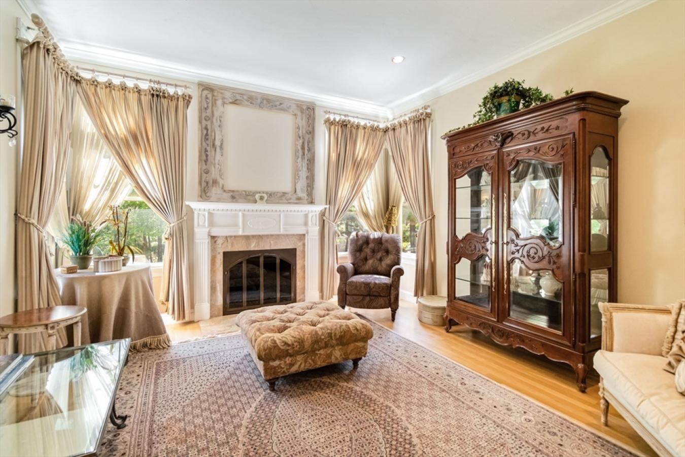 Southborough, Massachusetts, 01772, United States, 4 Bedrooms Bedrooms, ,3 BathroomsBathrooms,Residential,For Sale,1811648