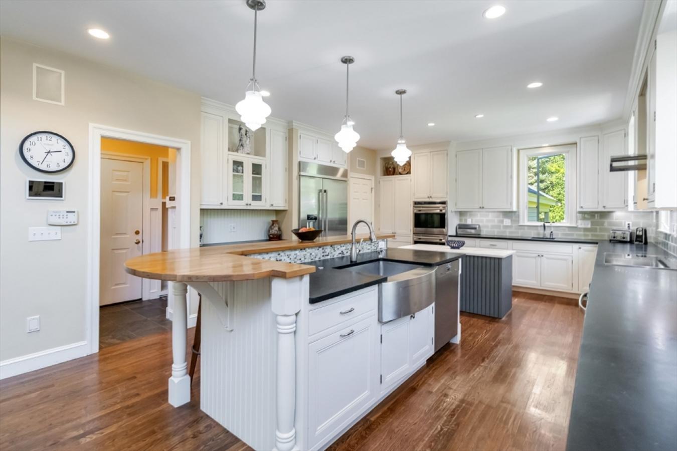 Southborough, Massachusetts, 01772, United States, 4 Bedrooms Bedrooms, ,3 BathroomsBathrooms,Residential,For Sale,1811648