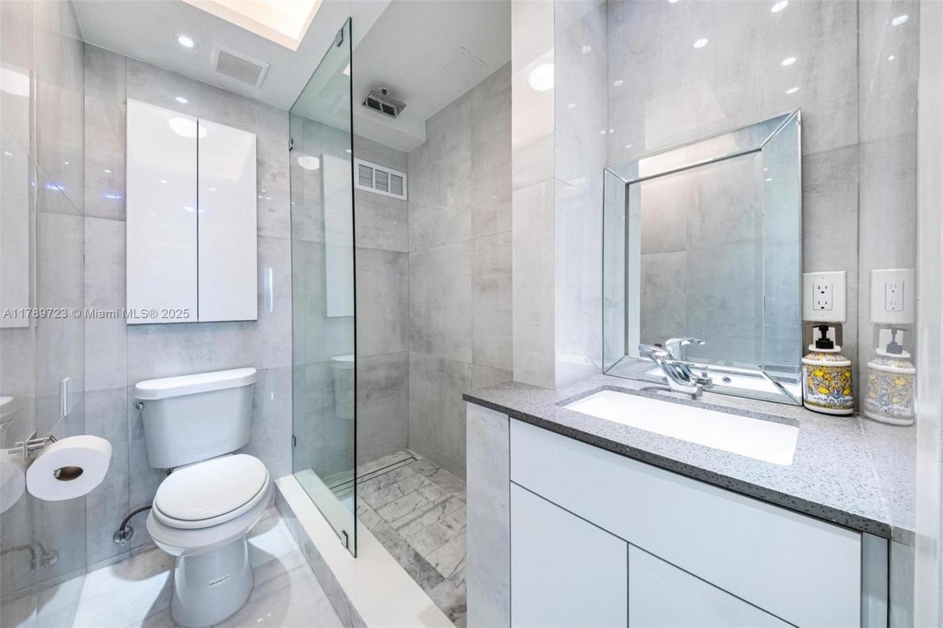 Miami Beach, Florida, 33139, United States, 2 Bedrooms Bedrooms, ,3 BathroomsBathrooms,Residential,For Sale,1820749