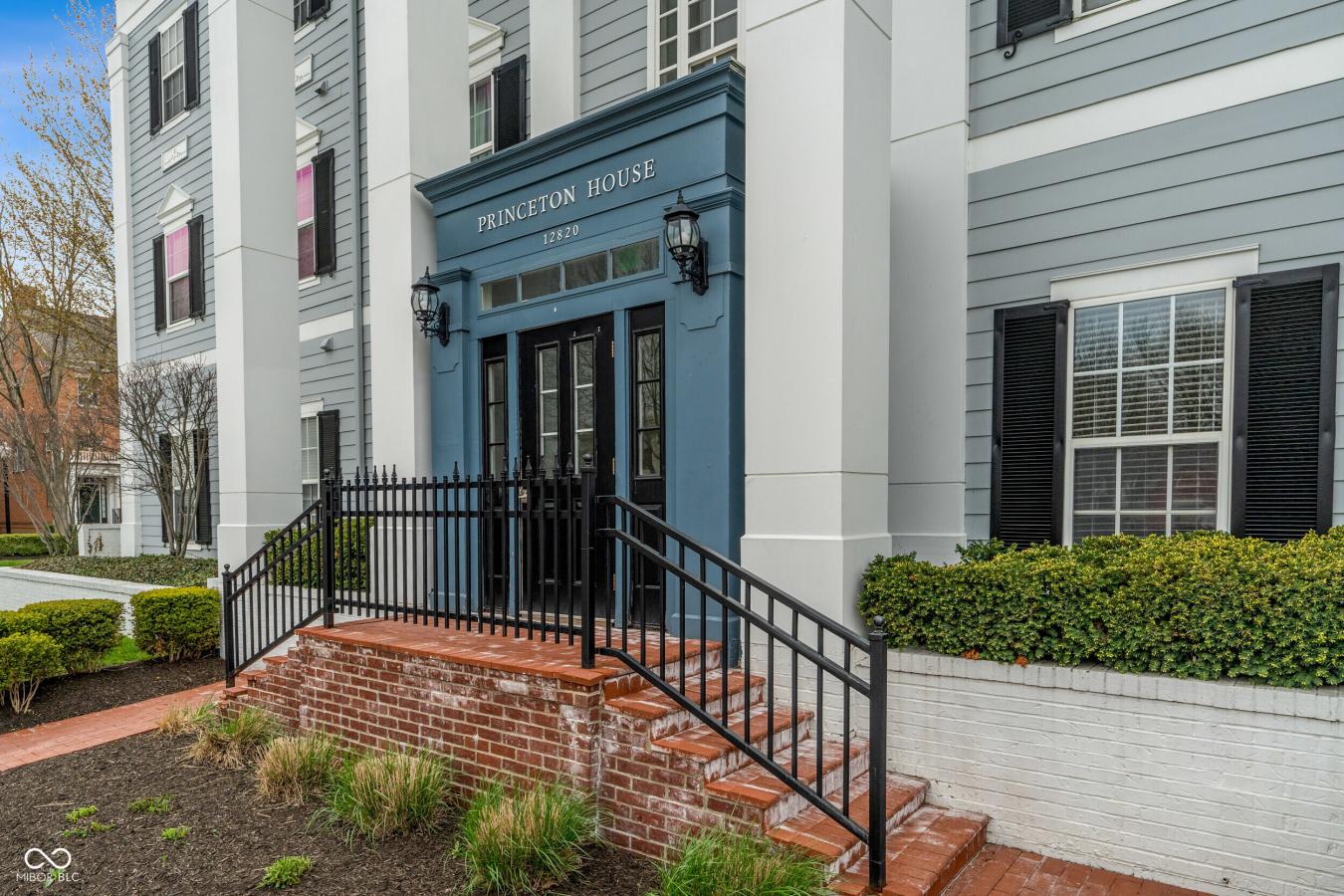 Bright, updated 3 bed, 2 bath condo in the heart of the Village of Wes – image 4