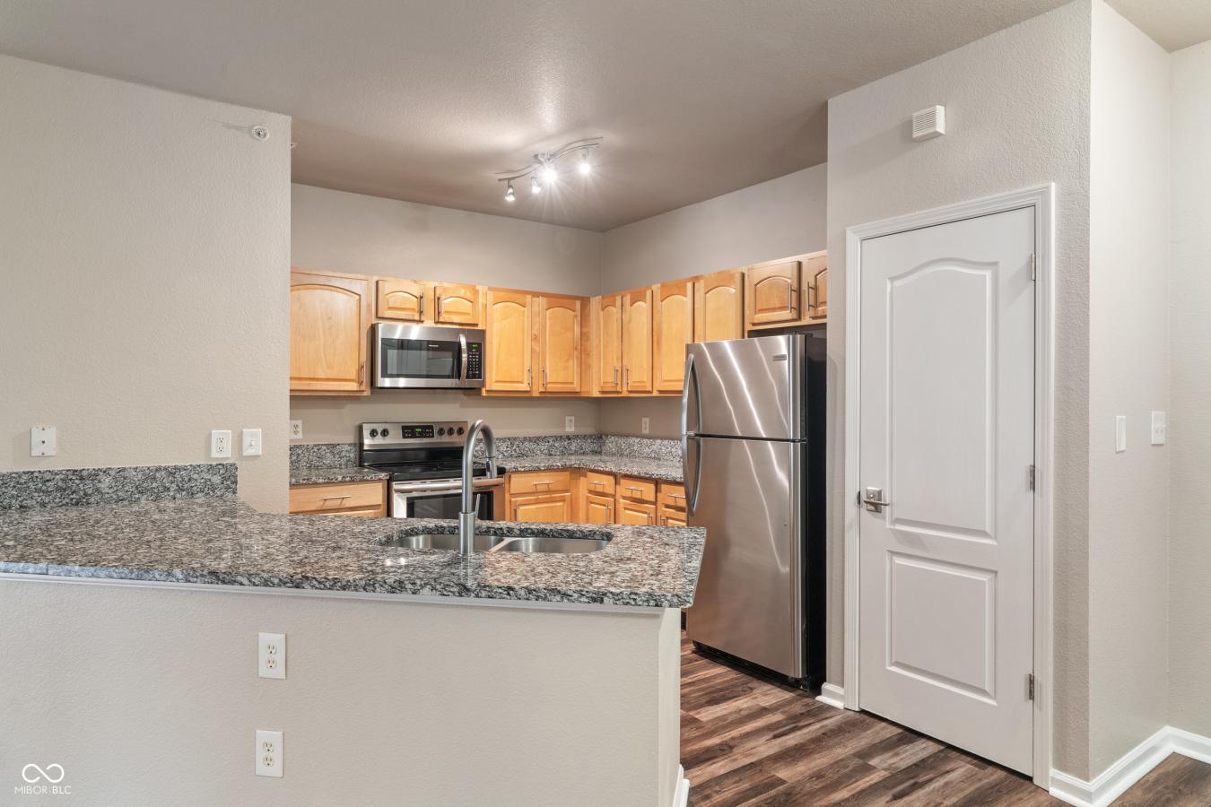 Bright, updated 3 bed, 2 bath condo in the heart of the Village of Wes – image 9