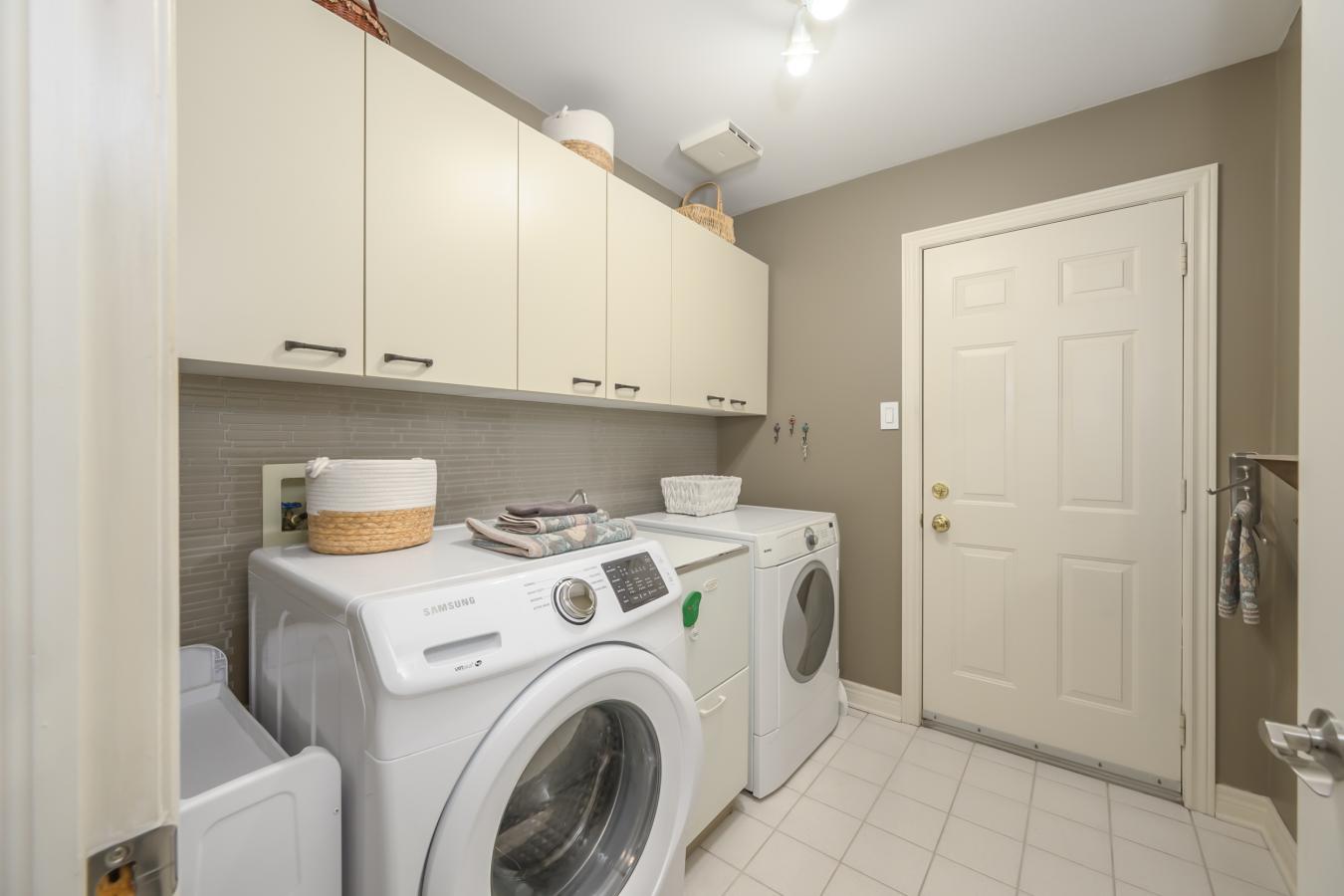 London, ON, N6G 4W5, Canada, 4 Bedrooms Bedrooms, ,3 BathroomsBathrooms,Residential,For Sale,1811559