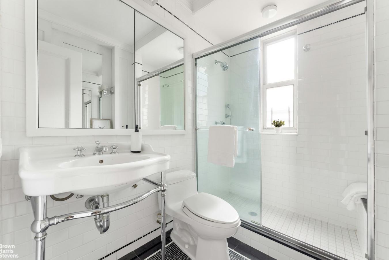 New York, New York, 10024, United States, 4 Bedrooms Bedrooms, ,3 BathroomsBathrooms,Residential,For Sale,1820706