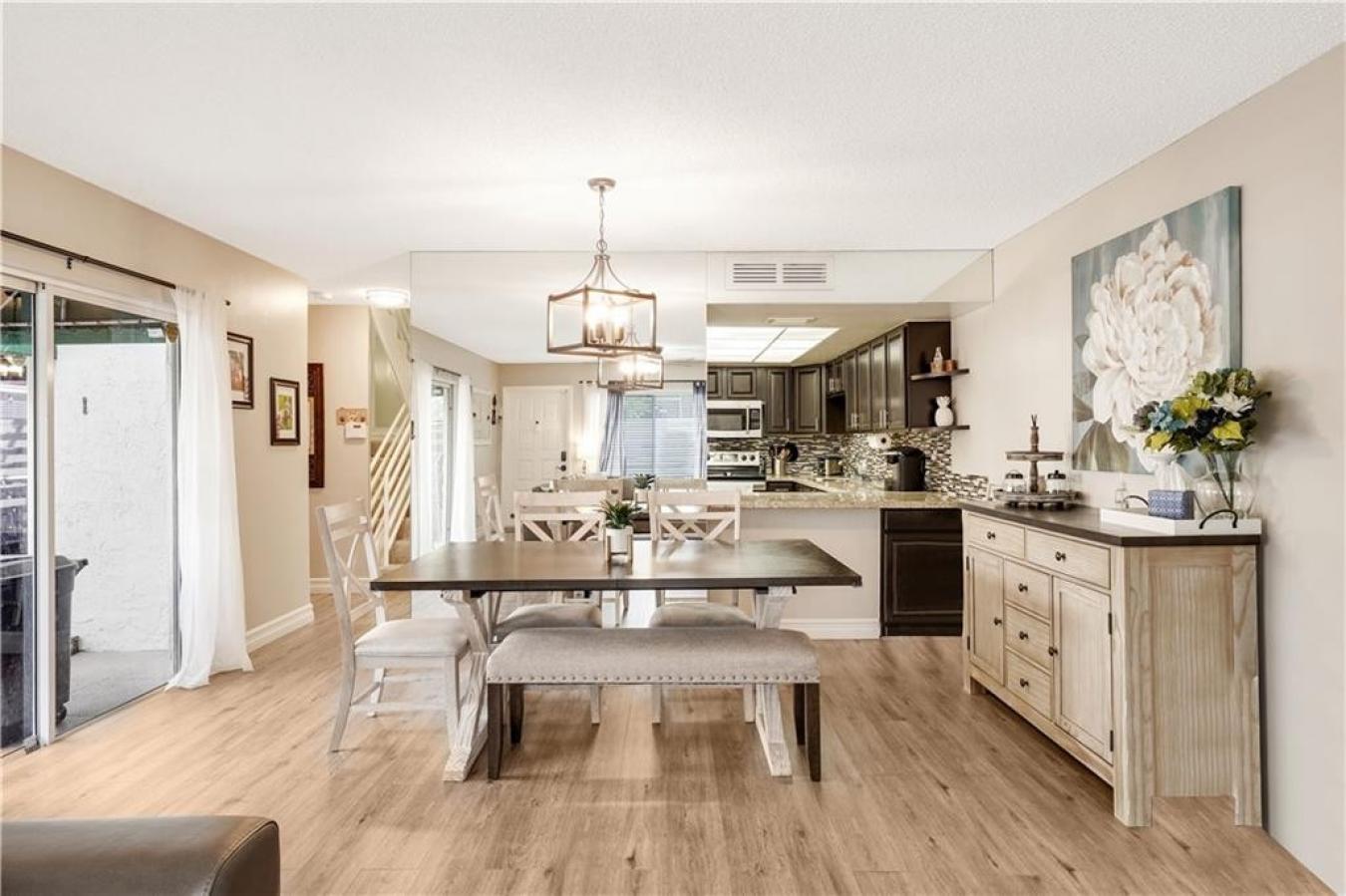 Do not miss out on this gorgeous 3 BD/2.5 BTH townhouse in Arbor Court – image 1
