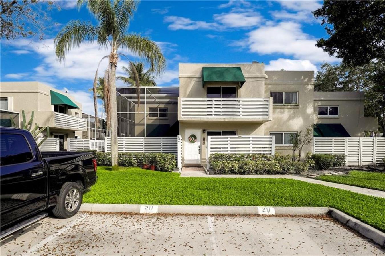 Do not miss out on this gorgeous 3 BD/2.5 BTH townhouse in Arbor Court – image 2