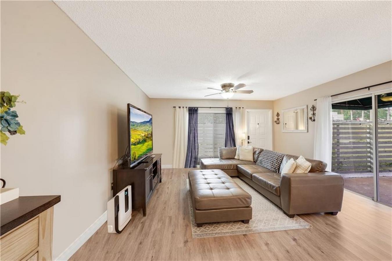 Do not miss out on this gorgeous 3 BD/2.5 BTH townhouse in Arbor Court – image 3