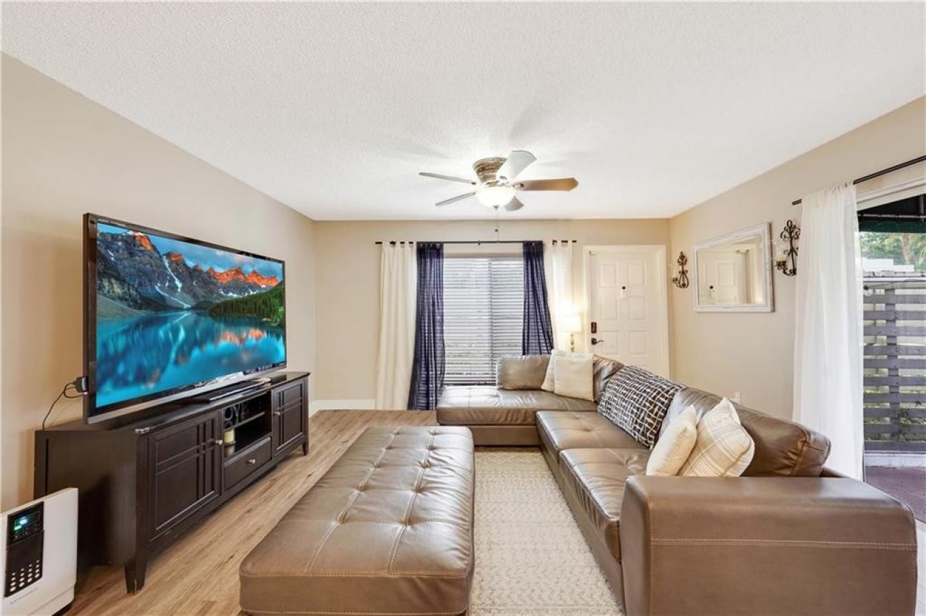 Do not miss out on this gorgeous 3 BD/2.5 BTH townhouse in Arbor Court – image 4