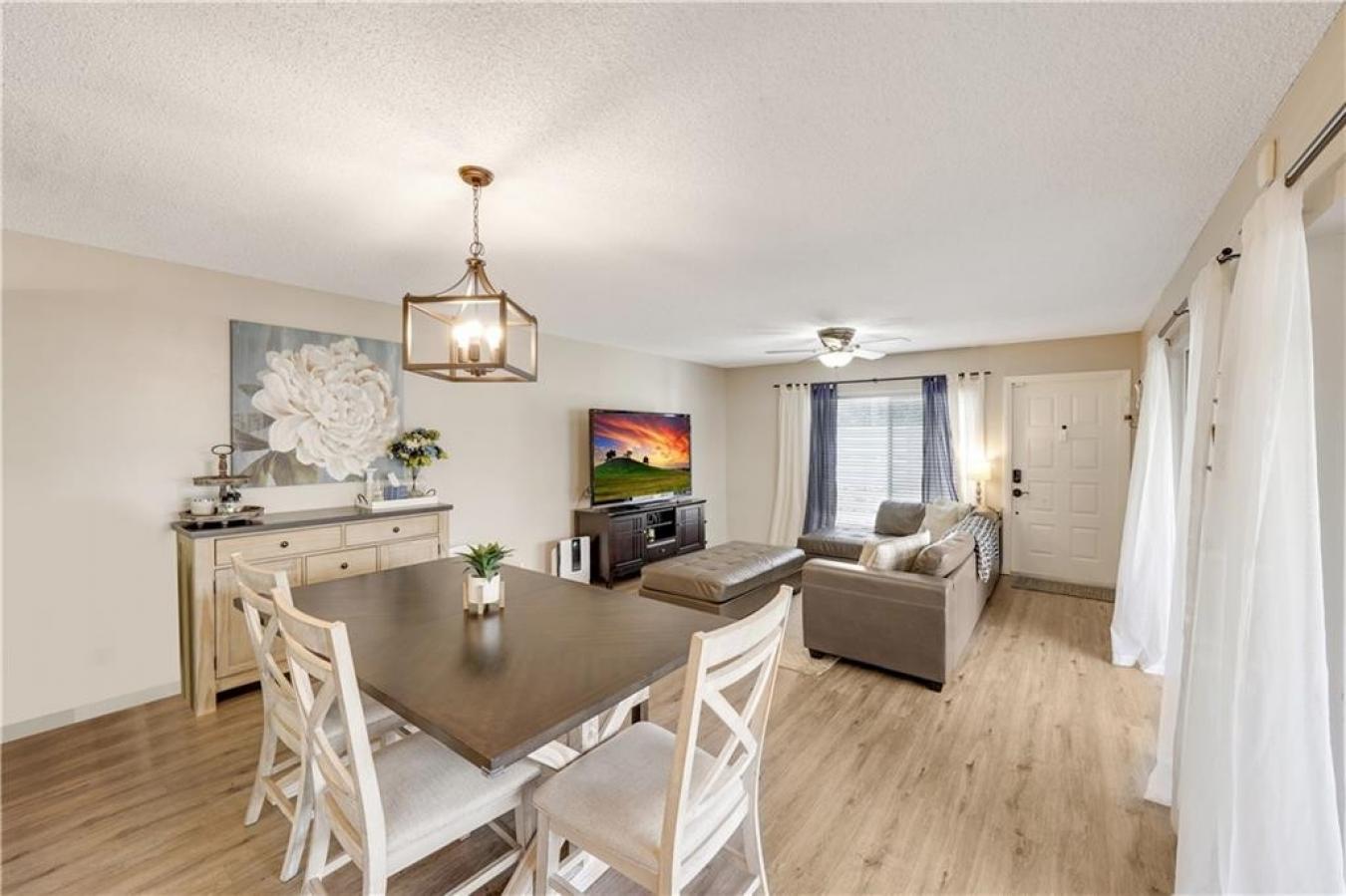 Do not miss out on this gorgeous 3 BD/2.5 BTH townhouse in Arbor Court – image 5