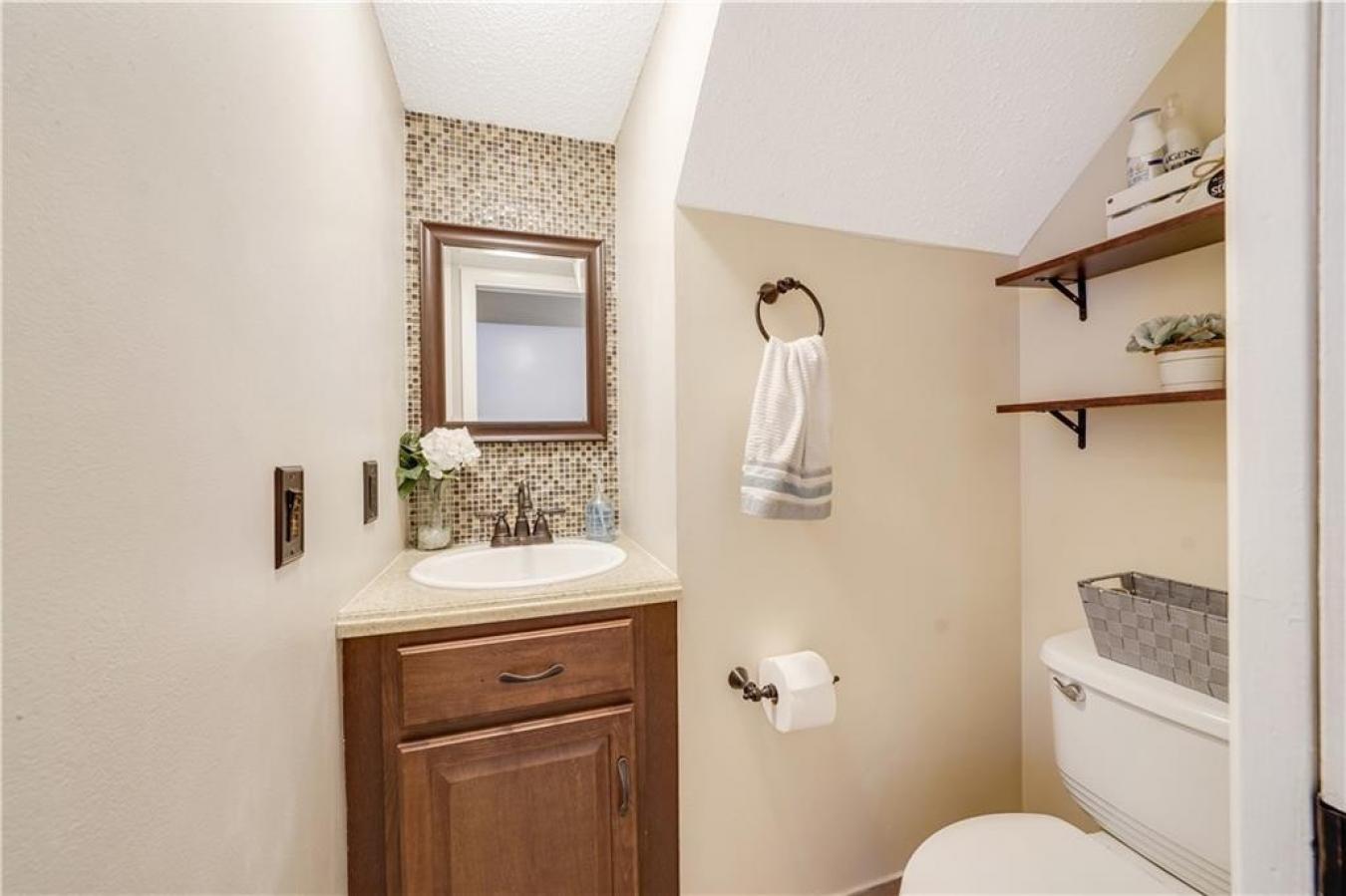 Do not miss out on this gorgeous 3 BD/2.5 BTH townhouse in Arbor Court – image 8