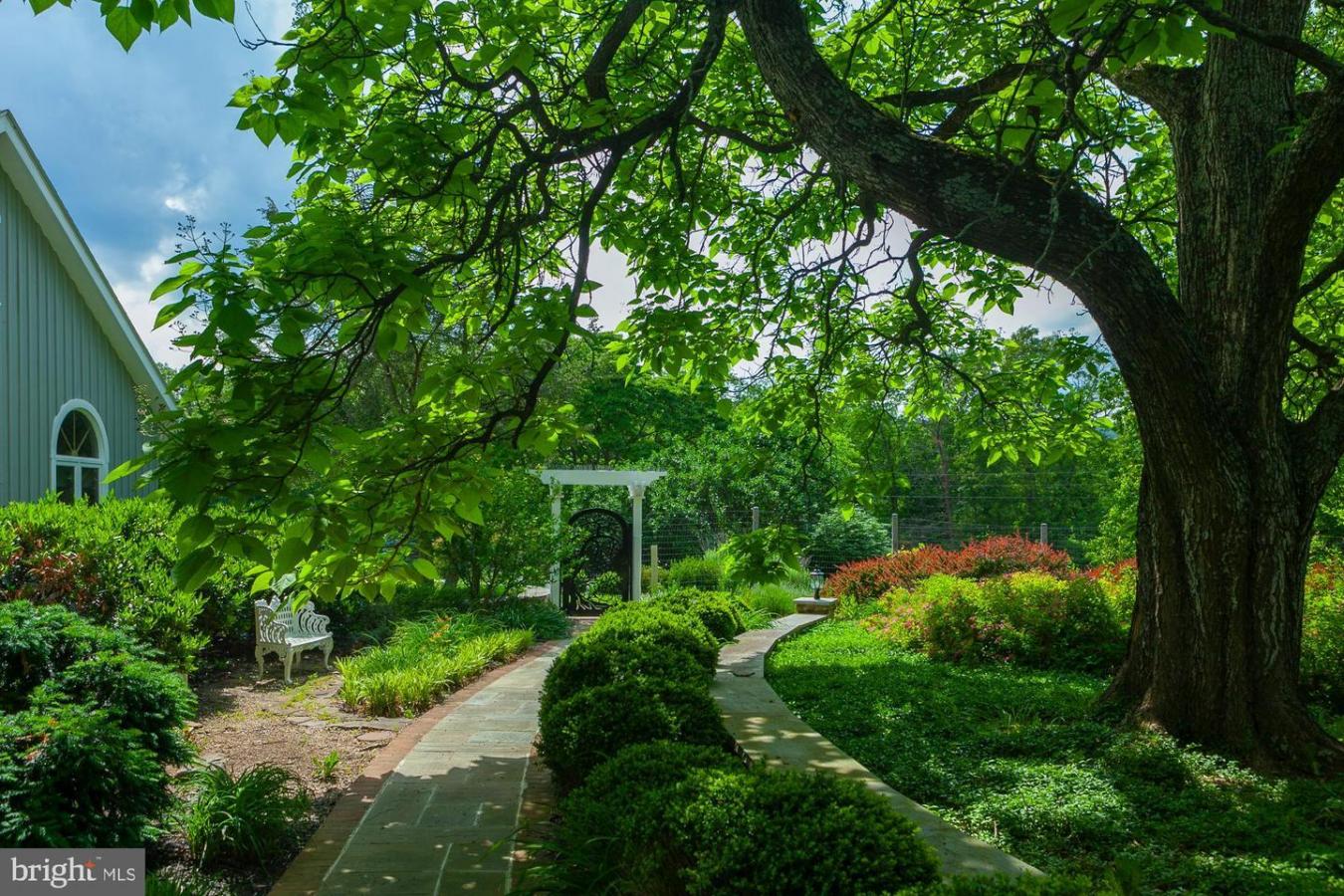 Hedgesville, West Virginia, 25427, United States, 5 Bedrooms Bedrooms, ,4 BathroomsBathrooms,Residential,For Sale,1820687