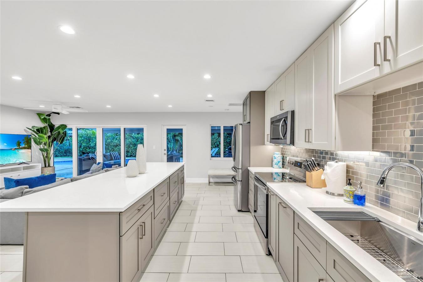 Lighthouse Point, Florida, 33064, United States, 3 Bedrooms Bedrooms, ,3 BathroomsBathrooms,Residential,For Sale,1828841