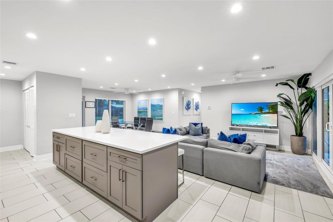 Lighthouse Point, Florida, 33064, United States, 3 Bedrooms Bedrooms, ,3 BathroomsBathrooms,Residential,For Sale,1828841