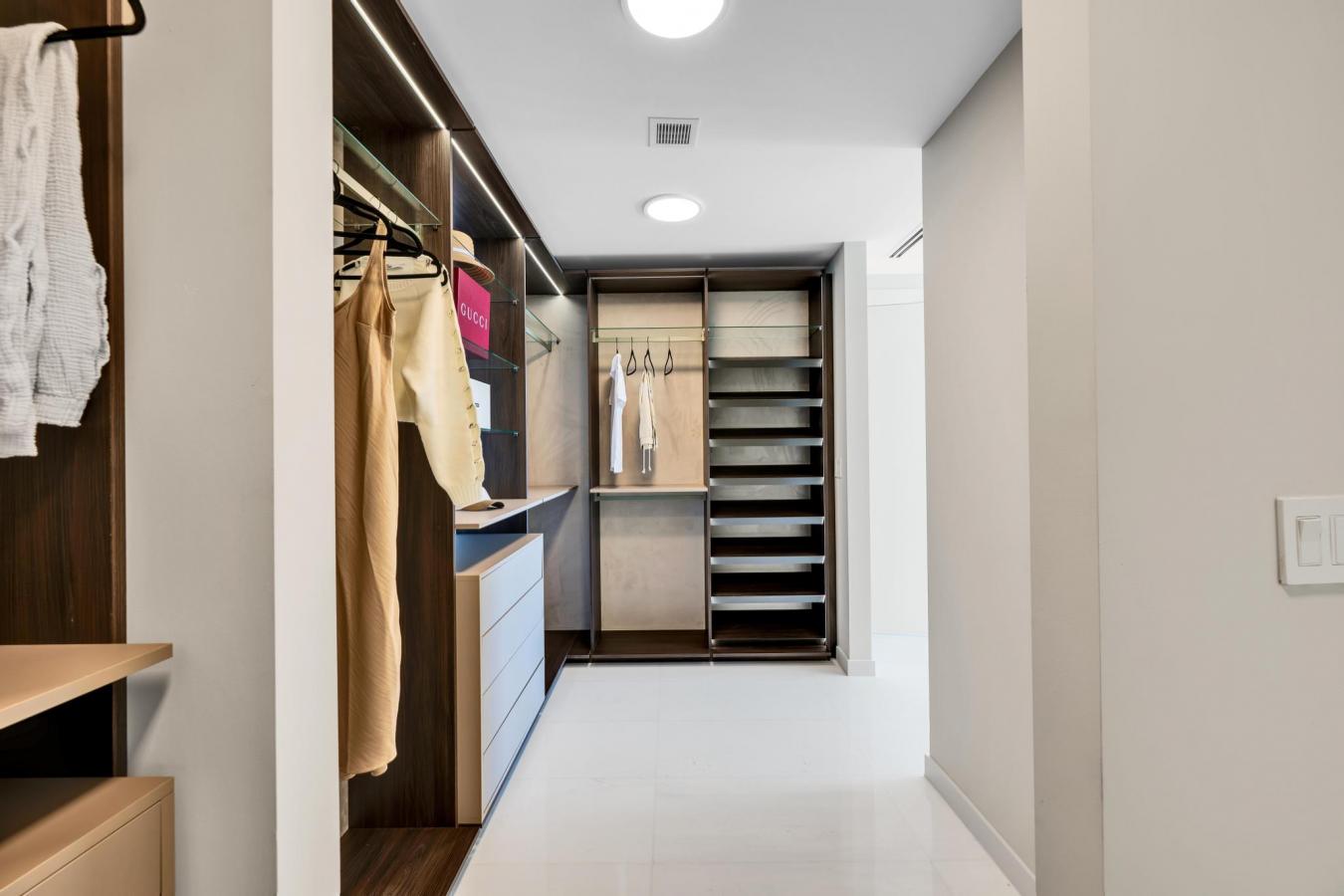Miami, Miami Dade, 33131, United States, 3 Bedrooms Bedrooms, ,4 BathroomsBathrooms,Residential,For Sale,1828834