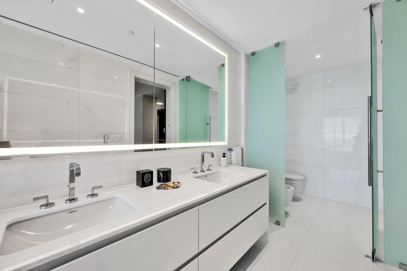Miami, Miami Dade, 33131, United States, 3 Bedrooms Bedrooms, ,4 BathroomsBathrooms,Residential,For Sale,1828834