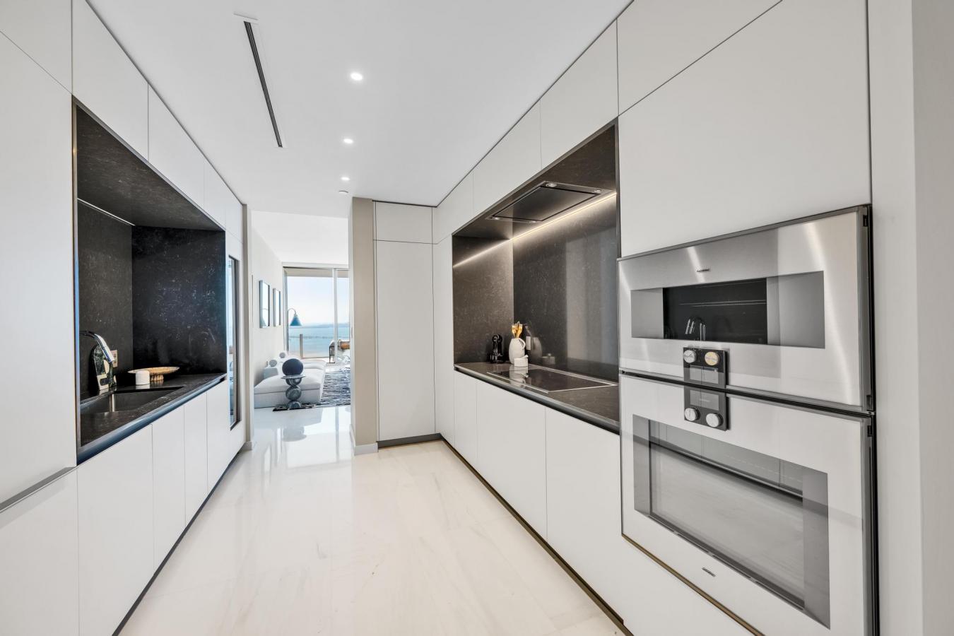 Miami, Miami Dade, 33131, United States, 3 Bedrooms Bedrooms, ,4 BathroomsBathrooms,Residential,For Sale,1828834