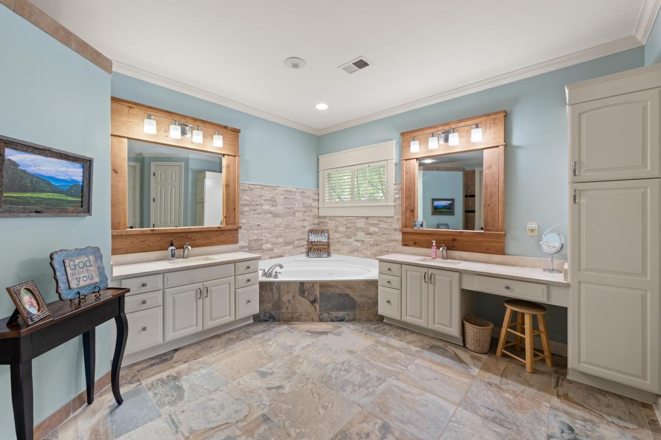 Germantown, Tennessee, 38139, United States, 5 Bedrooms Bedrooms, ,4 BathroomsBathrooms,Residential,For Sale,1828806