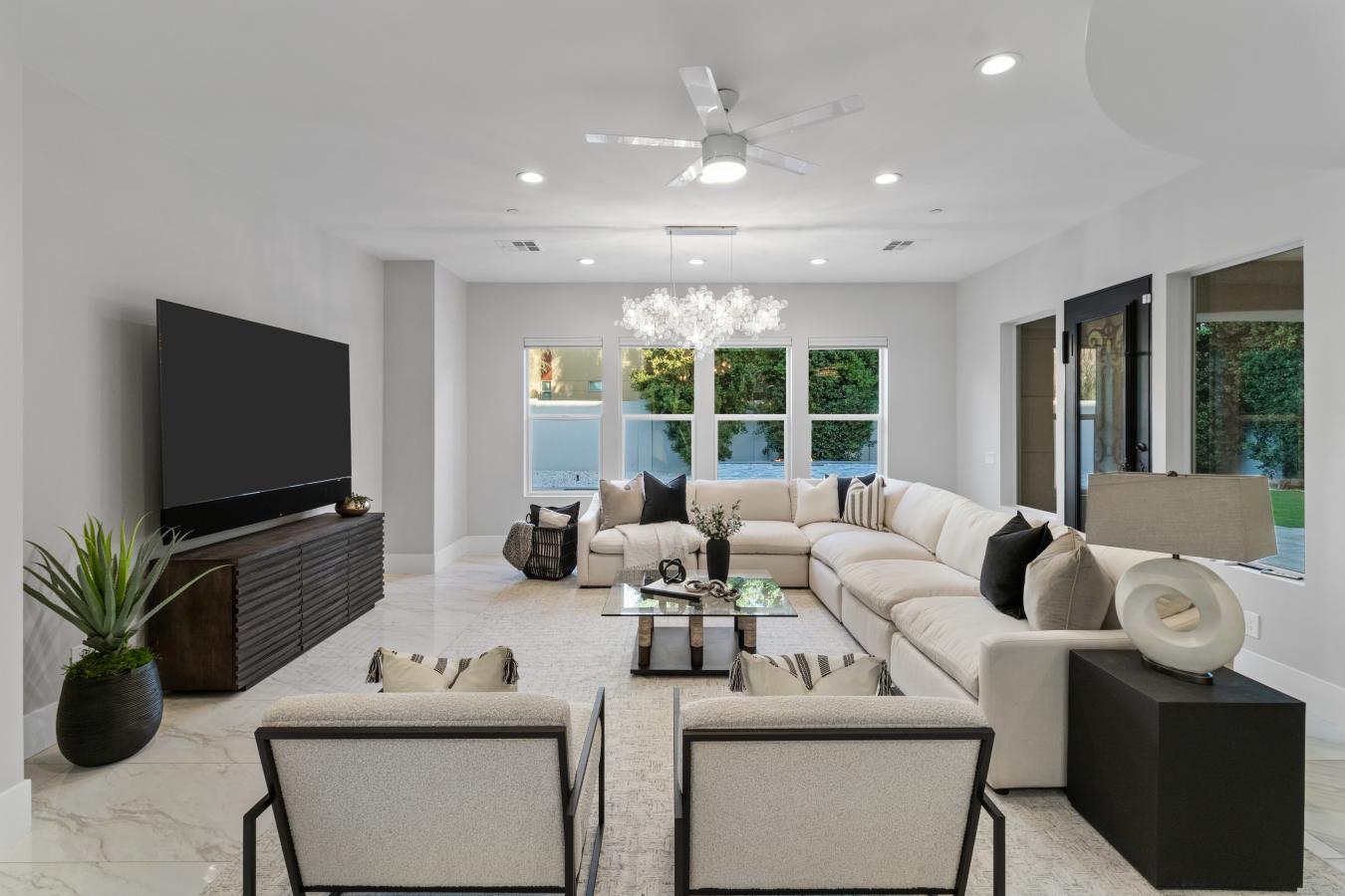 Phoenix, Maricopa, 85012, United States, 5 Bedrooms Bedrooms, ,5 BathroomsBathrooms,Residential,For Sale,1883781