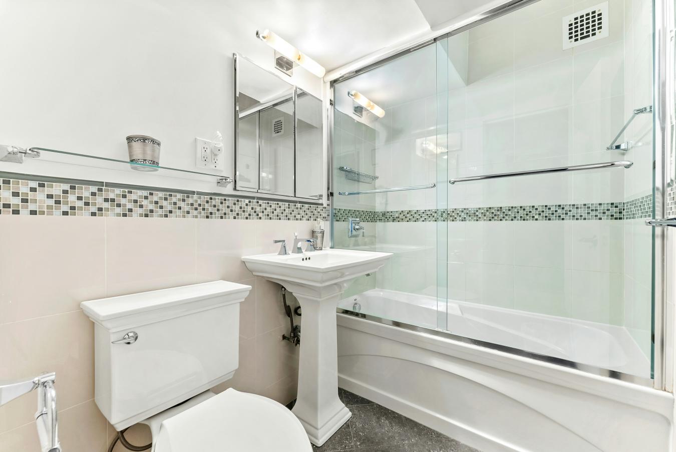 New York, New York, 10023, United States, 2 Bedrooms Bedrooms, ,1 BathroomBathrooms,Residential,For Sale,1828781
