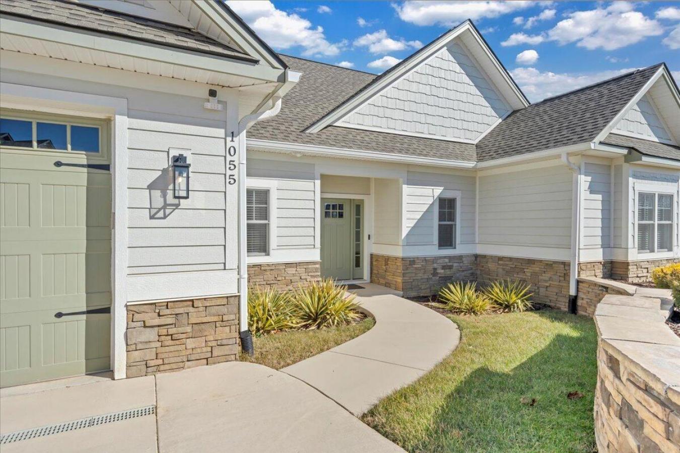 Huddleston, Virginia, 24104, United States, 4 Bedrooms Bedrooms, ,3 BathroomsBathrooms,Residential,For Sale,1831682