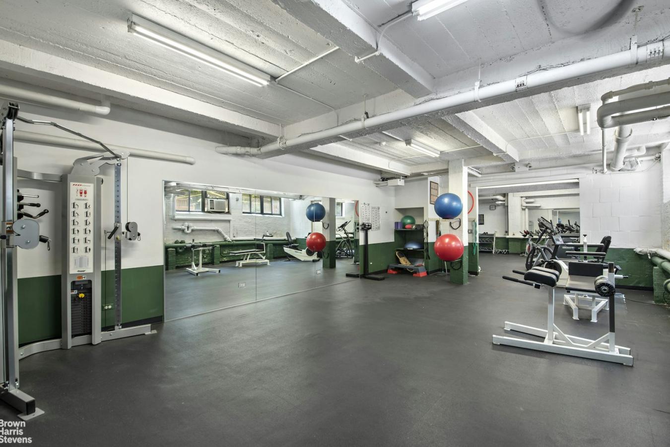New York, New York, 10021, United States, 3 Bedrooms Bedrooms, ,3 BathroomsBathrooms,Residential,For Sale,1828768