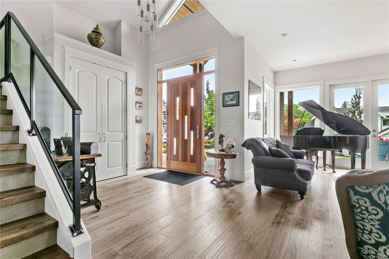 Saanich, BC, V8X 2B8, Canada, 5 Bedrooms Bedrooms, ,Residential,For Sale,1834431