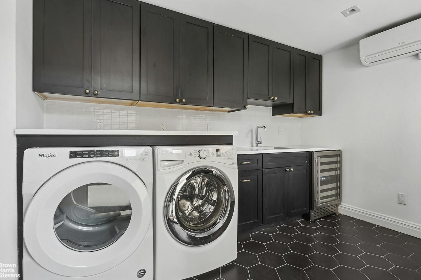 Williamsburg, South side, New York, 11211, United States, 5 Bedrooms Bedrooms, ,4 BathroomsBathrooms,Residential,For Sale,1919342