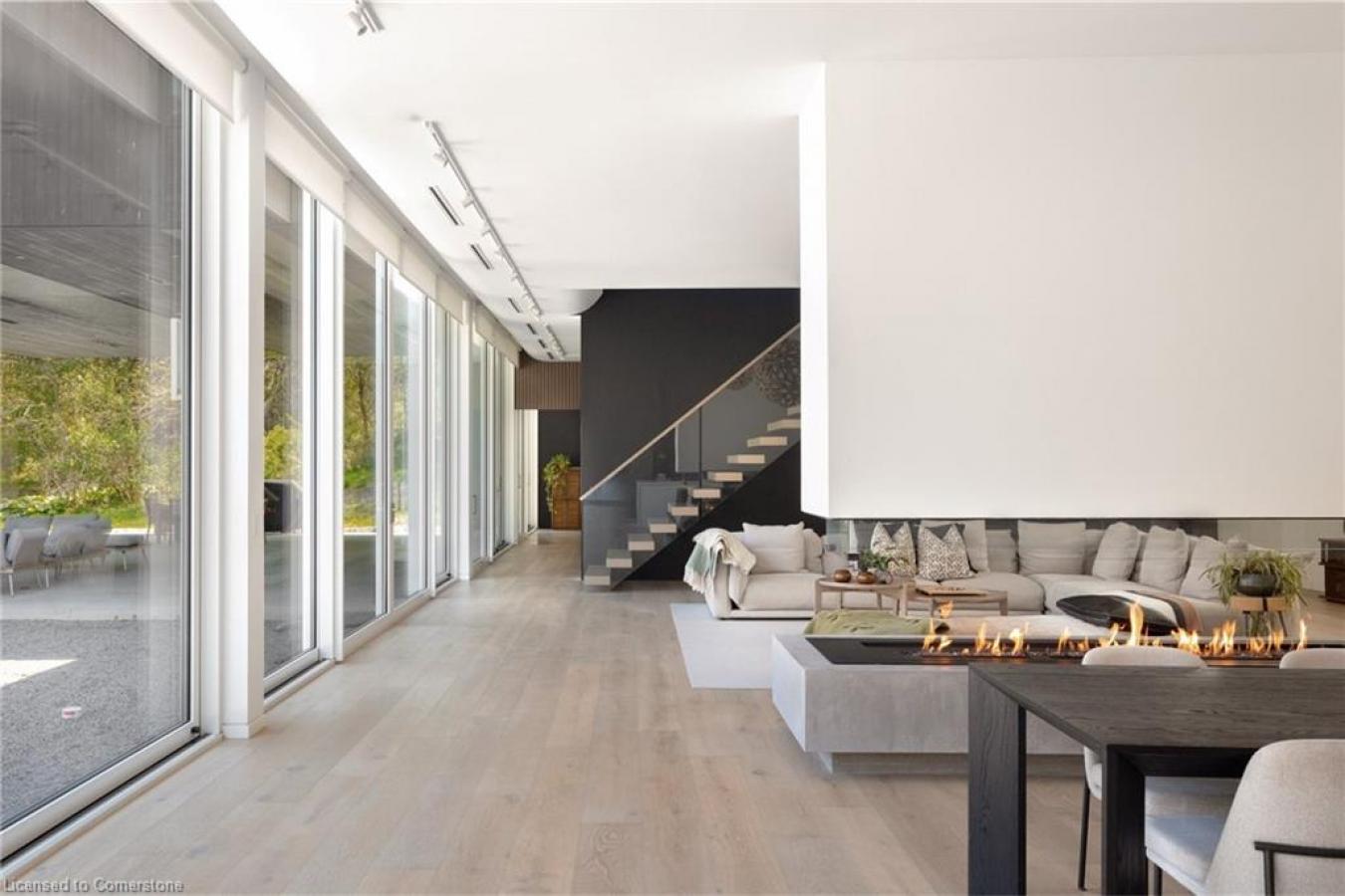 Dundas, ON, L9H 5E3, United States, 4 Bedrooms Bedrooms, ,4 BathroomsBathrooms,Residential,For Sale,1843273