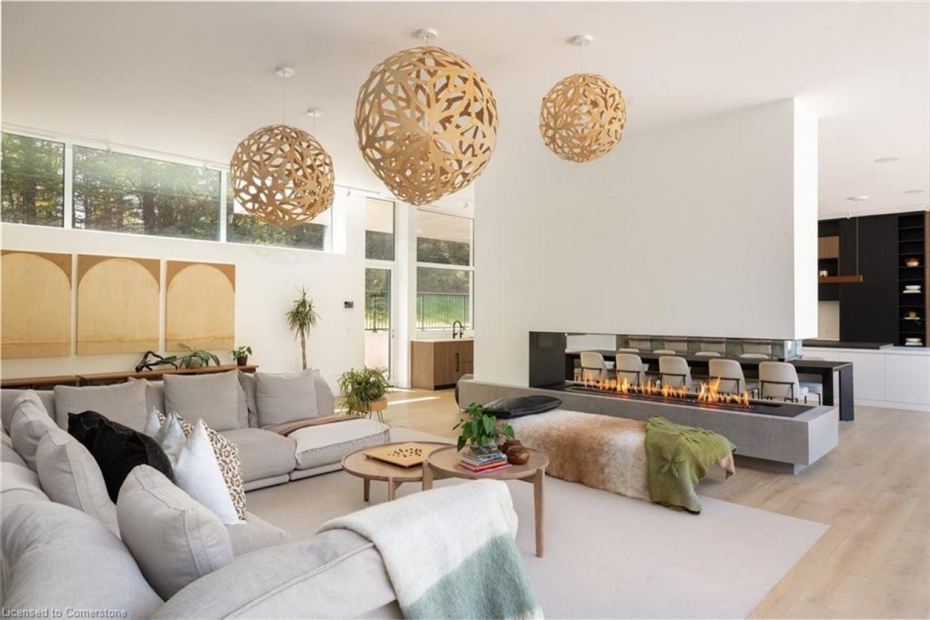 Dundas, ON, L9H 5E3, United States, 4 Bedrooms Bedrooms, ,4 BathroomsBathrooms,Residential,For Sale,1843273