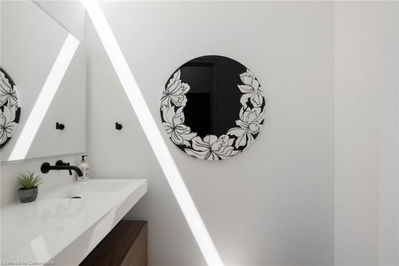 Dundas, ON, L9H 5E3, United States, 4 Bedrooms Bedrooms, ,4 BathroomsBathrooms,Residential,For Sale,1843273