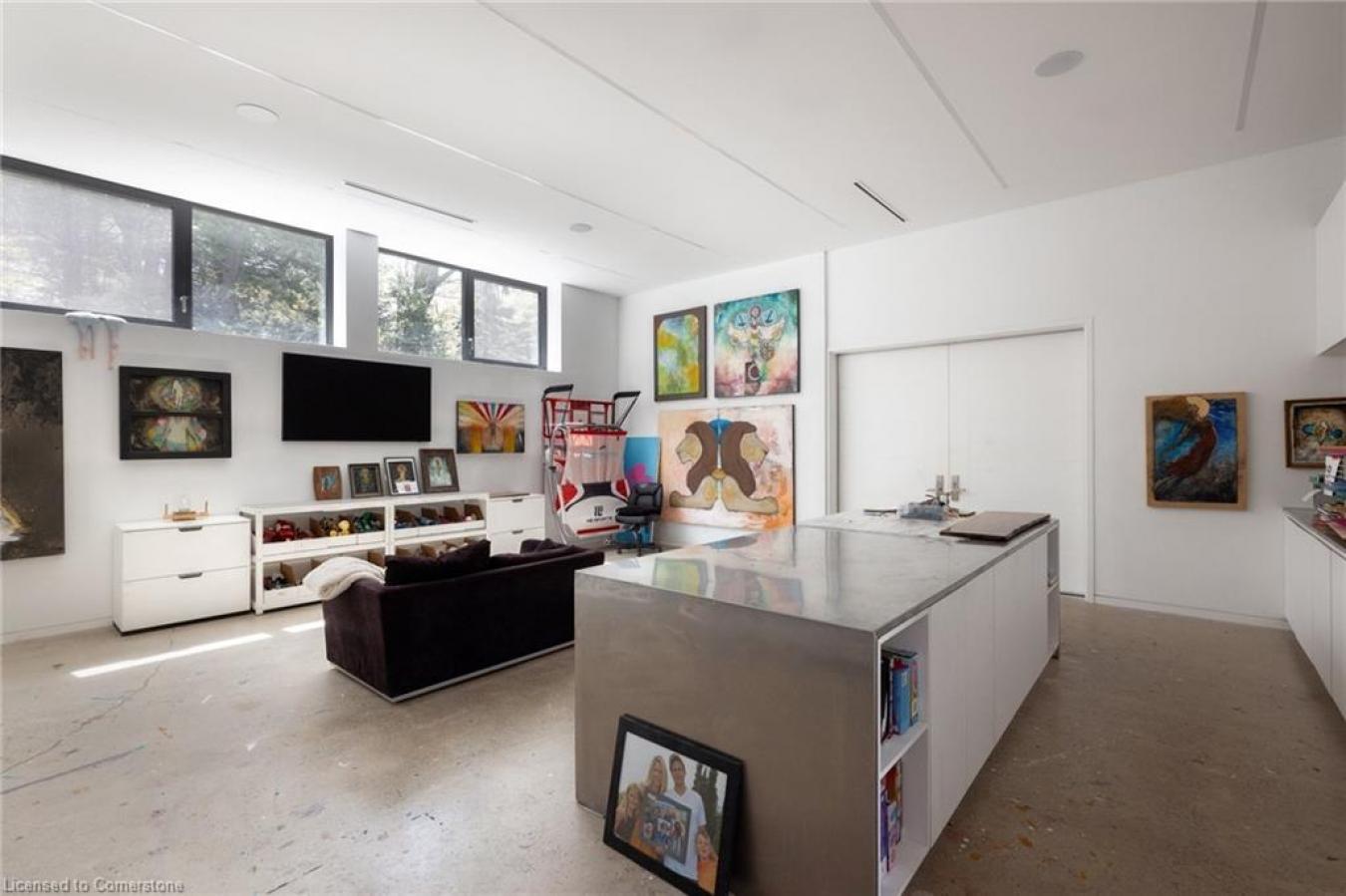 Dundas, ON, L9H 5E3, United States, 4 Bedrooms Bedrooms, ,4 BathroomsBathrooms,Residential,For Sale,1843273