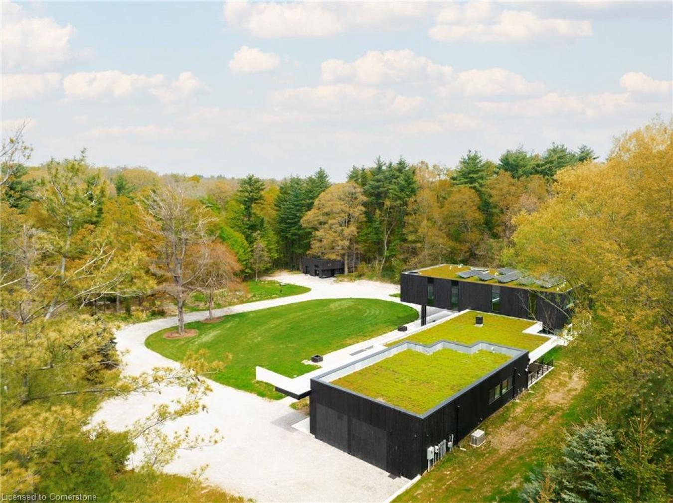 Dundas, ON, L9H 5E3, United States, 4 Bedrooms Bedrooms, ,4 BathroomsBathrooms,Residential,For Sale,1843273