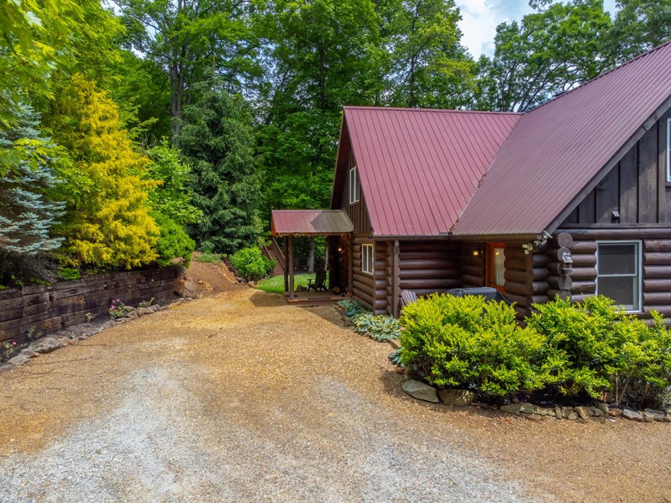 Franklin, North Carolina, 28734, United States, 3 Bedrooms Bedrooms, ,3 BathroomsBathrooms,Residential,For Sale,1844476