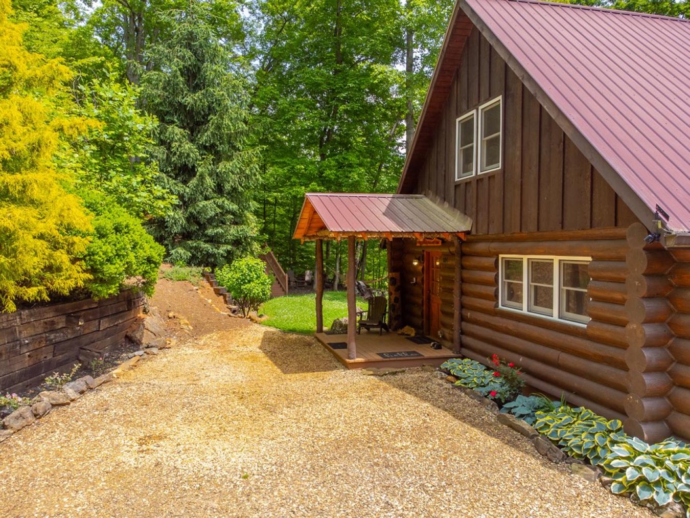 Franklin, North Carolina, 28734, United States, 3 Bedrooms Bedrooms, ,3 BathroomsBathrooms,Residential,For Sale,1844476