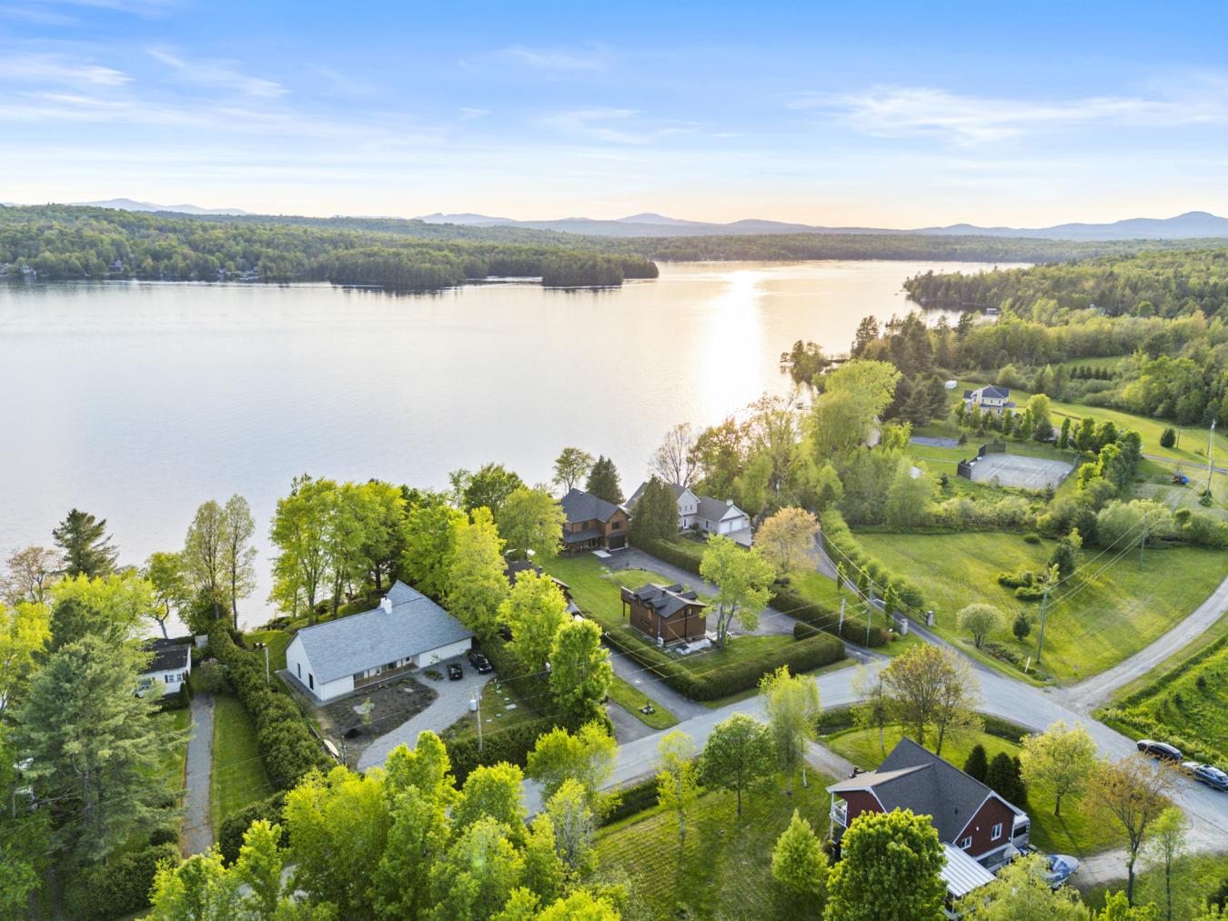 Magog, QC, J1X 3W2, Canada, 4 Bedrooms Bedrooms, ,2 BathroomsBathrooms,Residential,For Sale,1844450