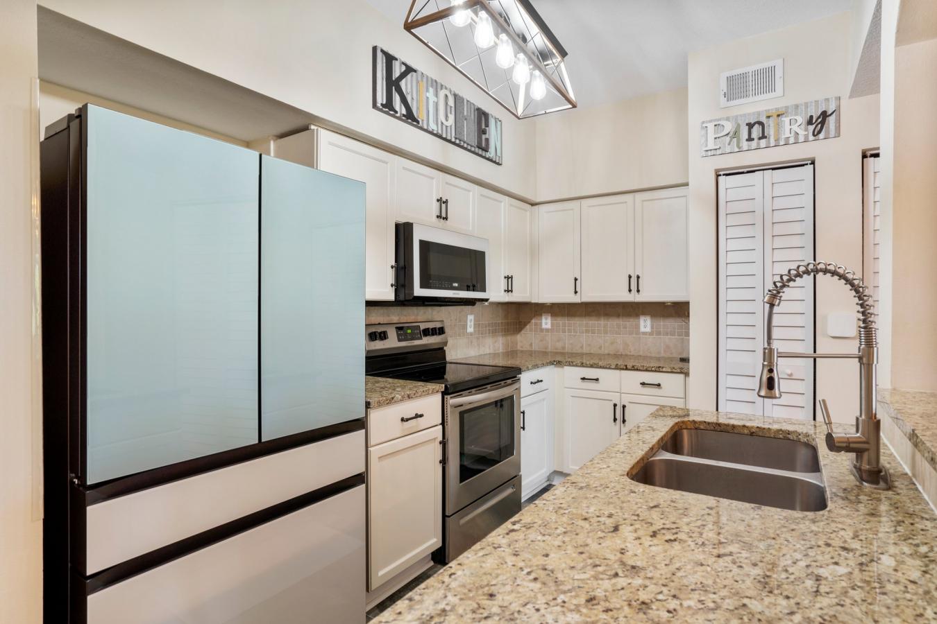 Welcome home to this Beautifully updated condo situated right in St. J – image 11