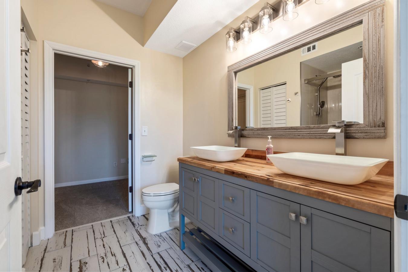 Welcome home to this Beautifully updated condo situated right in St. J – image 5