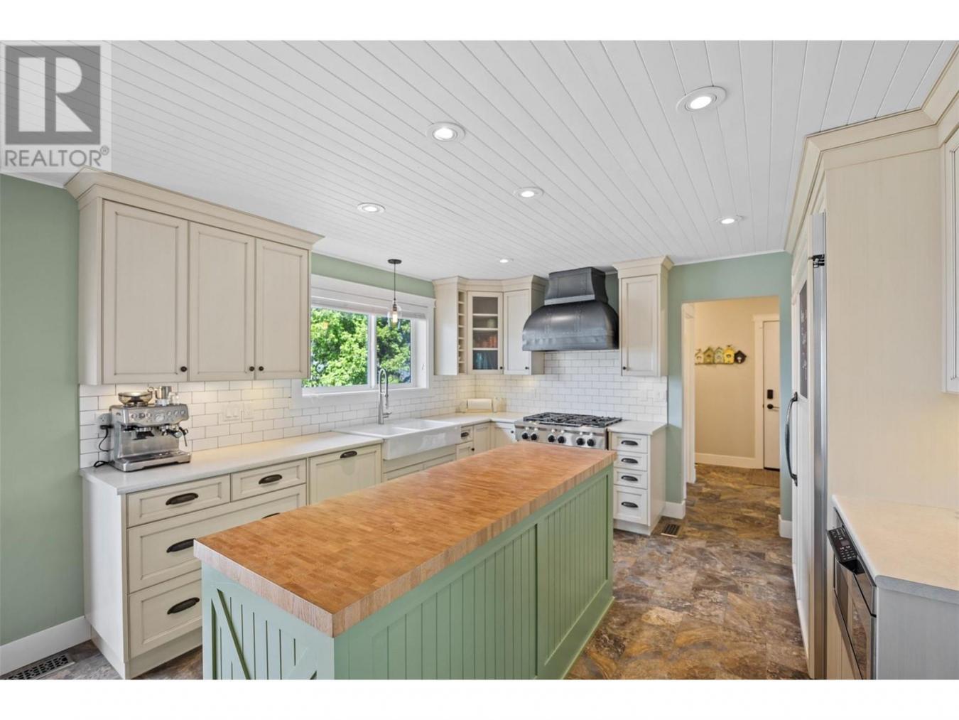 Kamloops, BC, V1S2A2, United States, 5 Bedrooms Bedrooms, ,Residential,For Sale,1858601