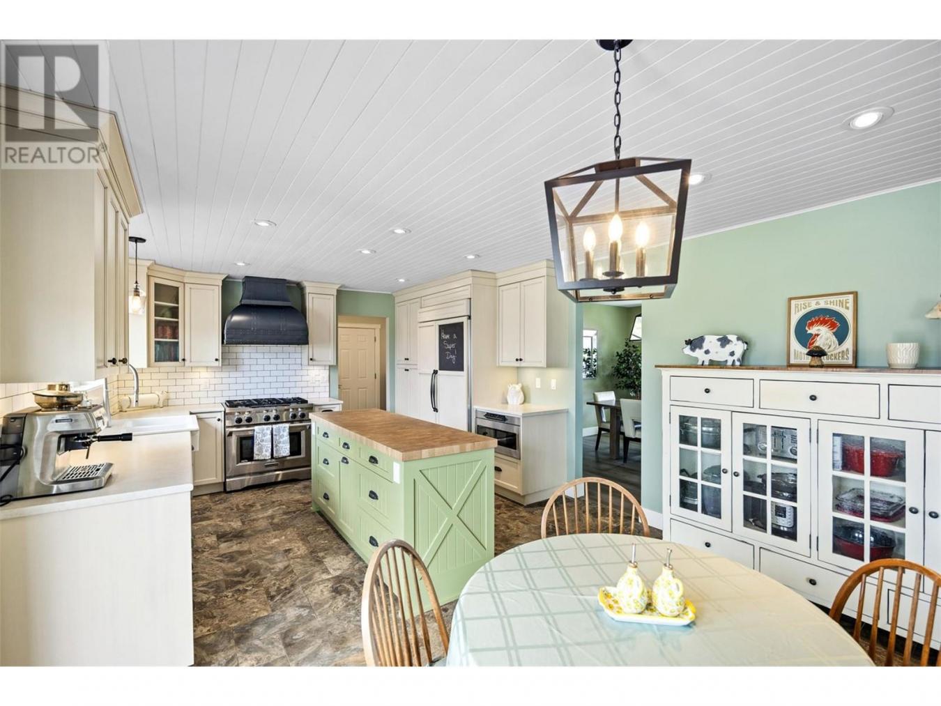 Kamloops, BC, V1S2A2, United States, 5 Bedrooms Bedrooms, ,Residential,For Sale,1858601