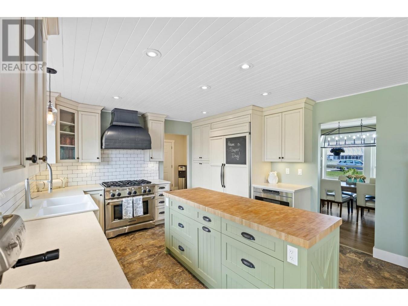 Kamloops, BC, V1S2A2, United States, 5 Bedrooms Bedrooms, ,Residential,For Sale,1858601