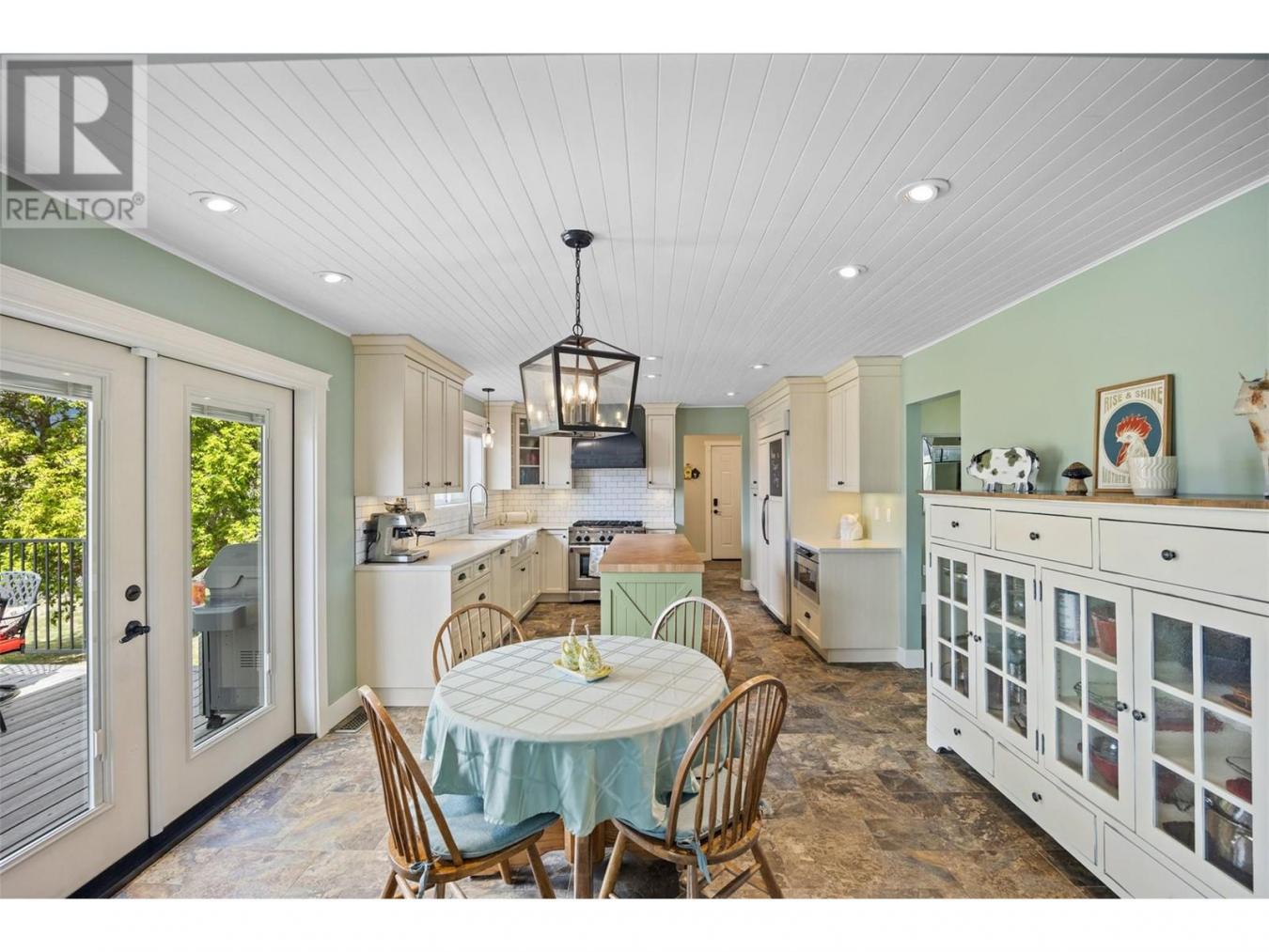 Kamloops, BC, V1S2A2, United States, 5 Bedrooms Bedrooms, ,Residential,For Sale,1858601