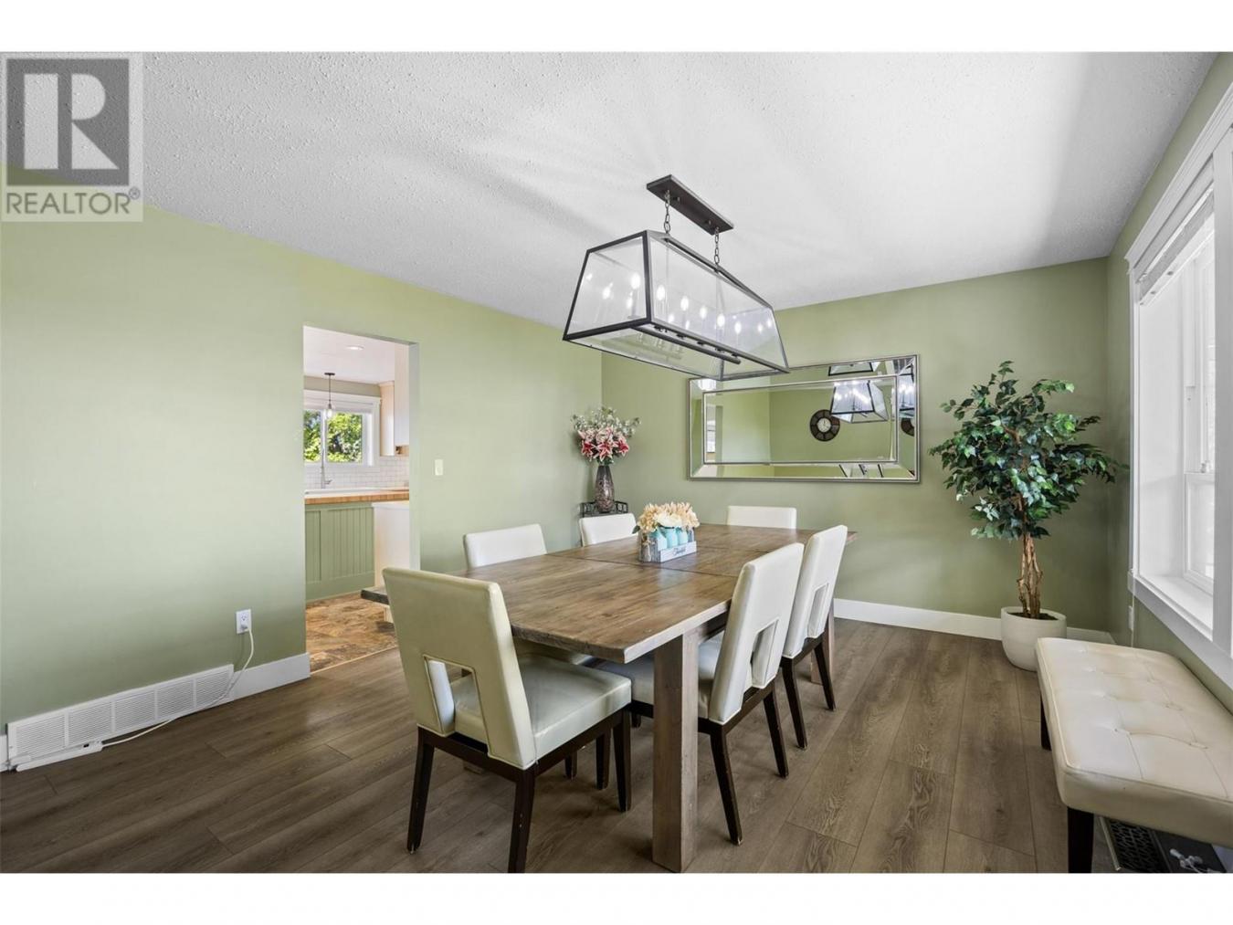 Kamloops, BC, V1S2A2, United States, 5 Bedrooms Bedrooms, ,Residential,For Sale,1858601