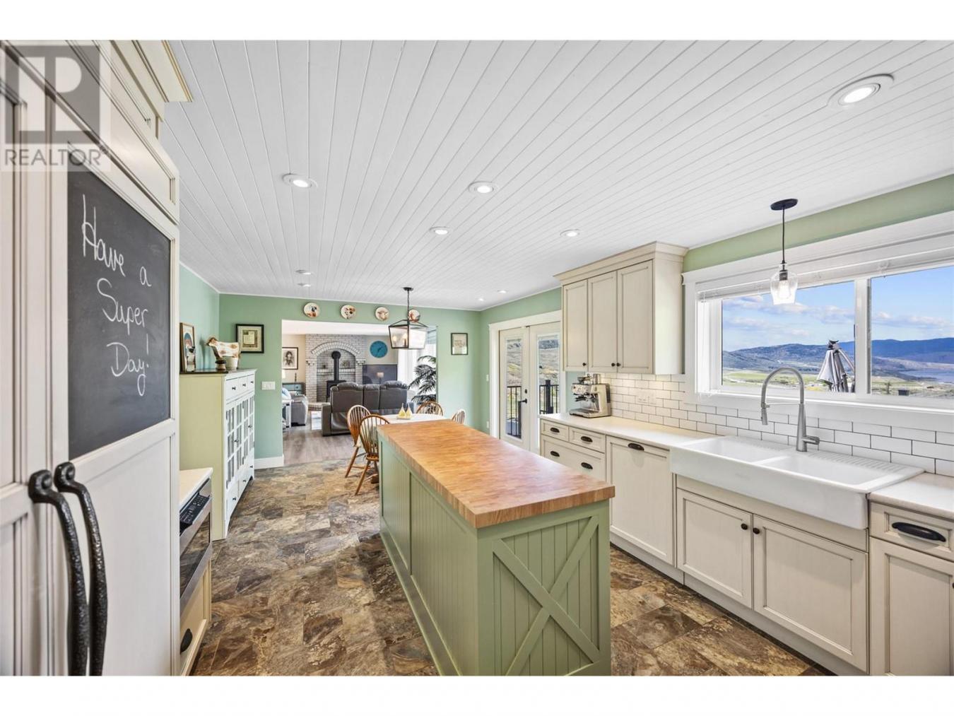 Kamloops, BC, V1S2A2, United States, 5 Bedrooms Bedrooms, ,Residential,For Sale,1858601